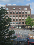 844307 Gezicht op het Stayokay-hostel en het bankkantoor van de ABN AMRO ('Wyersgebouw', Neude 4-5) te Utrecht, vanuit ...